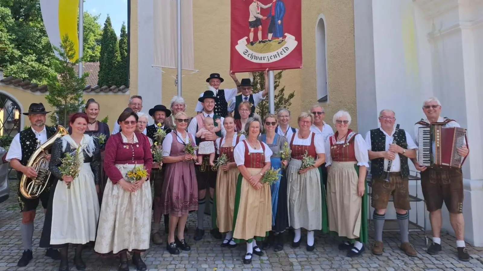 Festlich geschmückt in ihren Trachten, die Mitglieder des Trachtenvereins „D`Miesbergler”, die ihr Engagement am „Frauentag” auf dem Miesberg hoch halten. (Bild: Lisa Wilhelm )