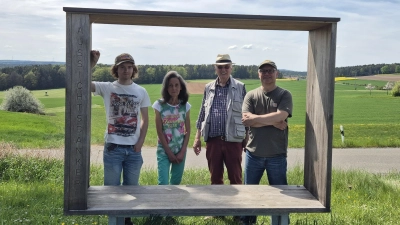 Ein Teil der Wandergruppe im „besonderen Rahmen” (Bild: Xaver Flierl)