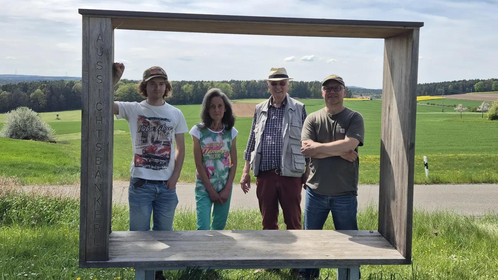 Ein Teil der Wandergruppe im „besonderen Rahmen” (Bild: Xaver Flierl)