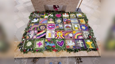 Blumenteppich im Pizzakarton. (Bild: Irene Klier)