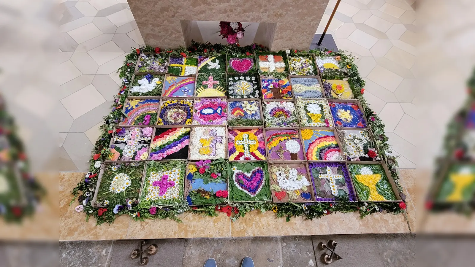 Blumenteppich im Pizzakarton. (Bild: Irene Klier)