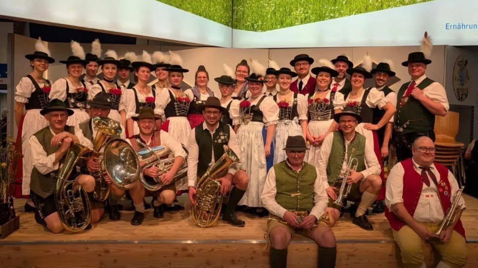 Die Tanz- und Plattlergruppe des Oberpfälzer Gauverbands mit ihrer Musikgruppe Bloß Blech (Bild: Maximilian Pfab)