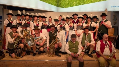 Die Tanz- und Plattlergruppe des Oberpfälzer Gauverbands mit ihrer Musikgruppe Bloß Blech (Bild: Maximilian Pfab)