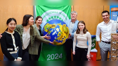 Die Delegation des GMG bei der Preisverleihung zur Umweltschule 2024; von links: Luisa Wei, StRin Lisa Kinkelin, StRin Birgit Wöhner, OStD Christian Zenger, Michaela Putz und Faris Saleh. (Bild: Birgit Wöhner)