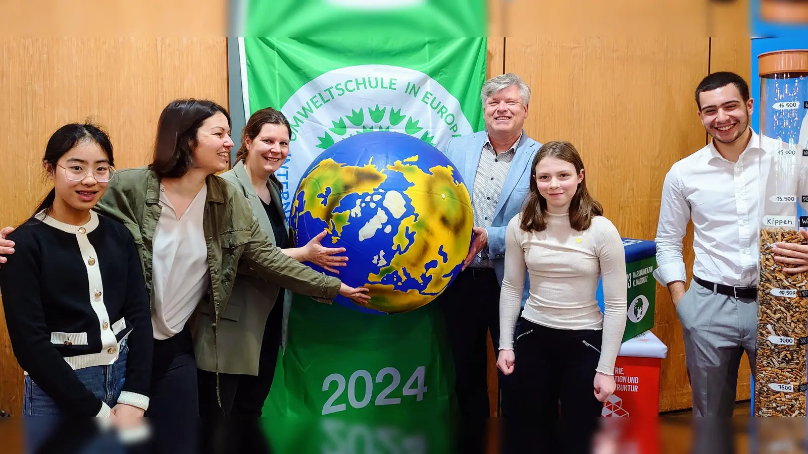 Die Delegation des GMG bei der Preisverleihung zur Umweltschule 2024; von links: Luisa Wei, StRin Lisa Kinkelin, StRin Birgit Wöhner, OStD Christian Zenger, Michaela Putz und Faris Saleh. (Bild: Birgit Wöhner)