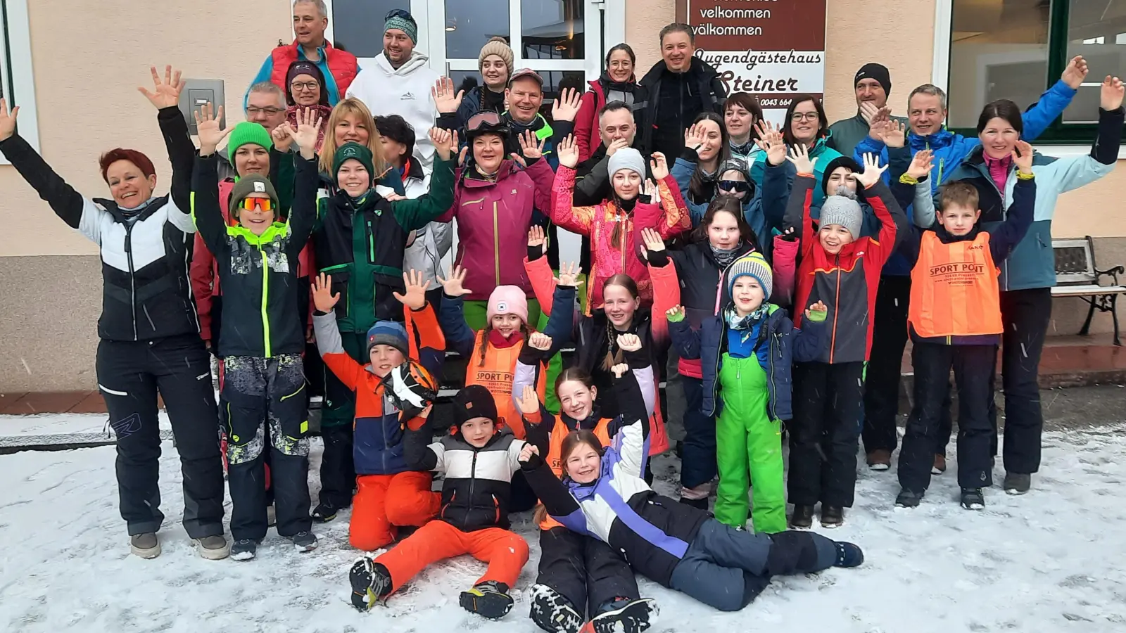 Viel Spaß auf den Skiern hatten die Teilnehmer der Familienskifahrt des Skiclubs Pistenschwinger Gössenreuth. Jugendwartin Birgit Regner (links) hatte die Fahrt organisiert. <br> (Bild: Sandra Regner)