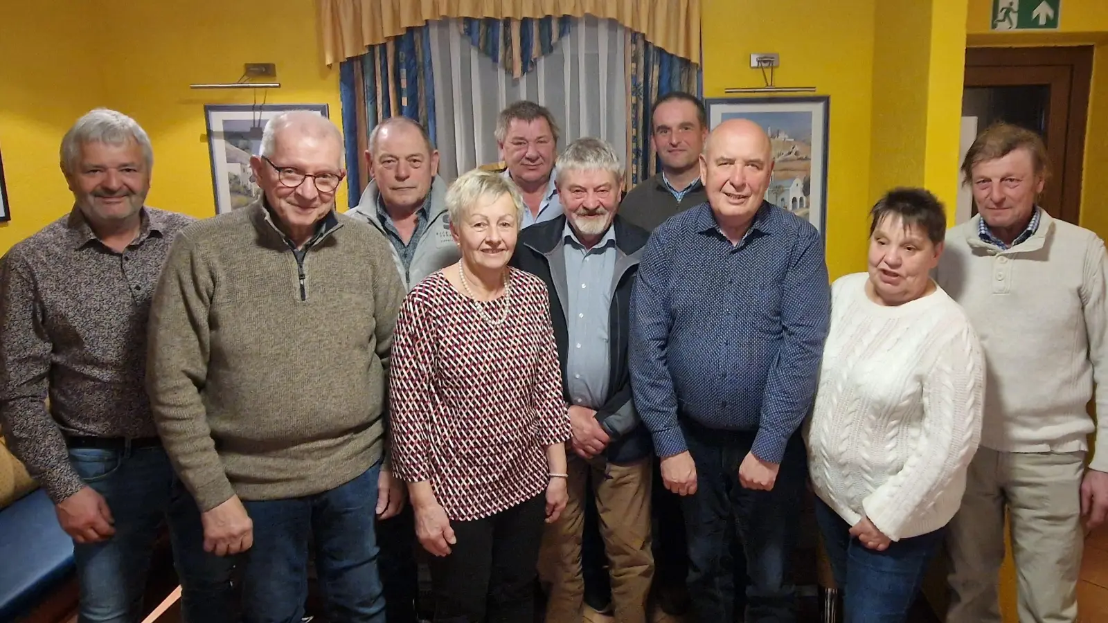 Vorsitzender Richard Schneider (hinten rechts) freute sich über die Ehrung langjähriger Mitglieder (Bild: Michael Bartmann)