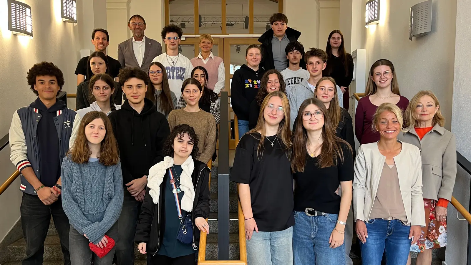 Begrüßung der französischen Gäste am Max-Reger-Gymnasium durch OStD Georg Meyer (hinten 2. v. l.), OStRin Yvonne Hösl (1. Reihe rechts) und OStRin Veronika Frenzel (2. Reihe rechts) (Bild: Veronika Frenzel)