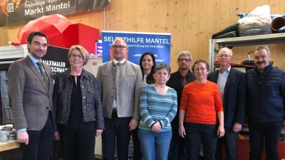 Vorsitzender Richard Kammerer (3. c. links) führt den Verein gerne ins nächste Jahrhundert wie er bestätigte. (Bild: Eva Seifried)