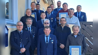 Die Vorstandschaft sowie die neuen Ehrenmitglieder der KSK Weihern - Stein, Vorne von links : Bürgermeister Richard Tischler, Gerhard Ram, Georg Schmittner, die Reihen dahinter, Vorstand Peter Schottenhaml, Franz Haider, Peter Raab, Josef Bernklau, Philipp Meindl, Harald Denkewitz, Andreas LIndner ,Alex Meindl,Johann Bayer, Gerhard Meindl, Matthias Bodensteiner, Nico Denkewitz unnd Georg Meindl.  (Bild: Hans Schlosser)