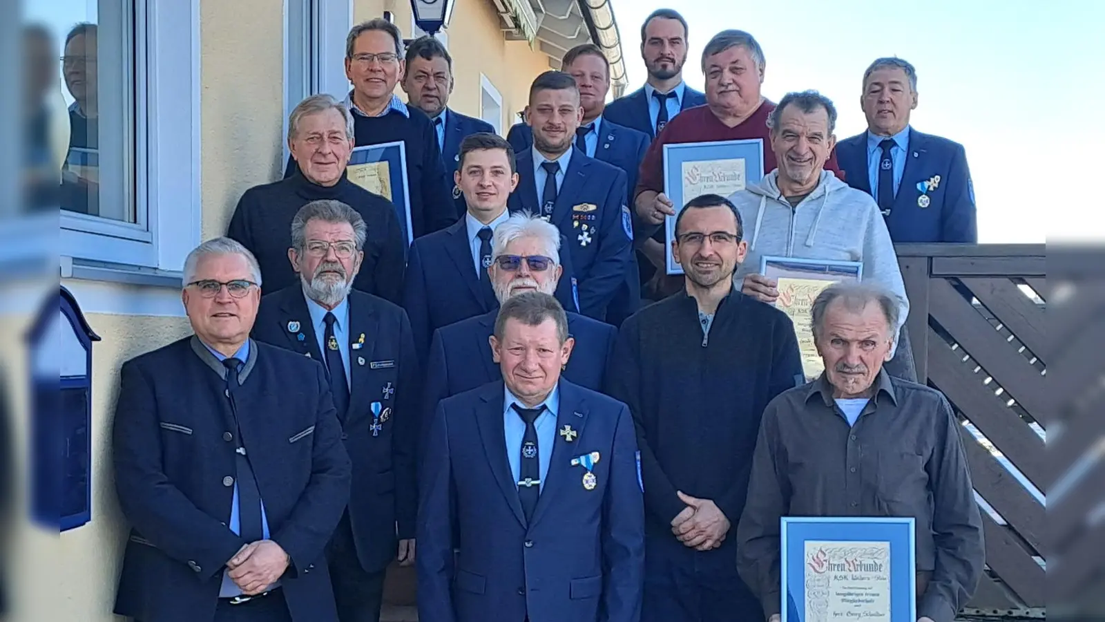 Die Vorstandschaft sowie die neuen Ehrenmitglieder der KSK Weihern - Stein, Vorne von links : Bürgermeister Richard Tischler, Gerhard Ram, Georg Schmittner, die Reihen dahinter, Vorstand Peter Schottenhaml, Franz Haider, Peter Raab, Josef Bernklau, Philipp Meindl, Harald Denkewitz, Andreas LIndner ,Alex Meindl,Johann Bayer, Gerhard Meindl, Matthias Bodensteiner, Nico Denkewitz unnd Georg Meindl.  (Bild: Hans Schlosser)