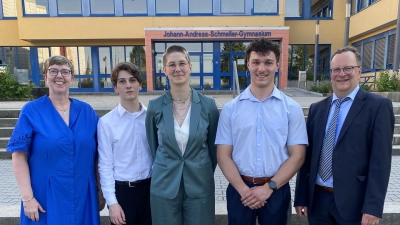 Schulleiterin Dr. Anja Wiesner zusammen mit den Jahrgangsbesten Simon Fröhlich, Kai Buchheit und Max Wilhelm sowie Oberstufenbetreuer Stefan Schropp (v. l. n. r.). (Bild: Raphael Haubelt)