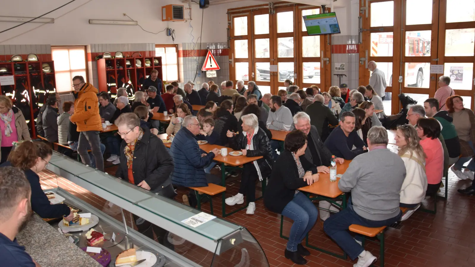 Gut besucht war das Wahl-Café der Waldthurner Feuerwehr. Die Gäste ließen sich Kaffee und Kuchen schmecken. (Bild: Josef Pflaum)