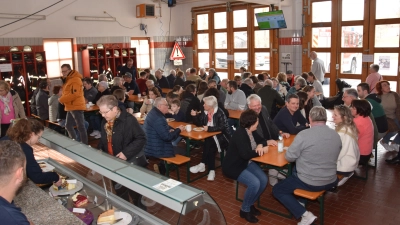 Gut besucht war das Wahl-Café der Waldthurner Feuerwehr. Die Gäste ließen sich Kaffee und Kuchen schmecken. (Bild: Josef Pflaum)