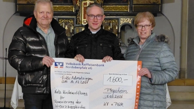 Stadtpfarrer Adam Karolczak nahm die Spende von Pfarrgemeinderat und Kirchenverwaltung für die Renovierung der Kreuzbergkirche entgegen. (Bild: Renate Zehent)
