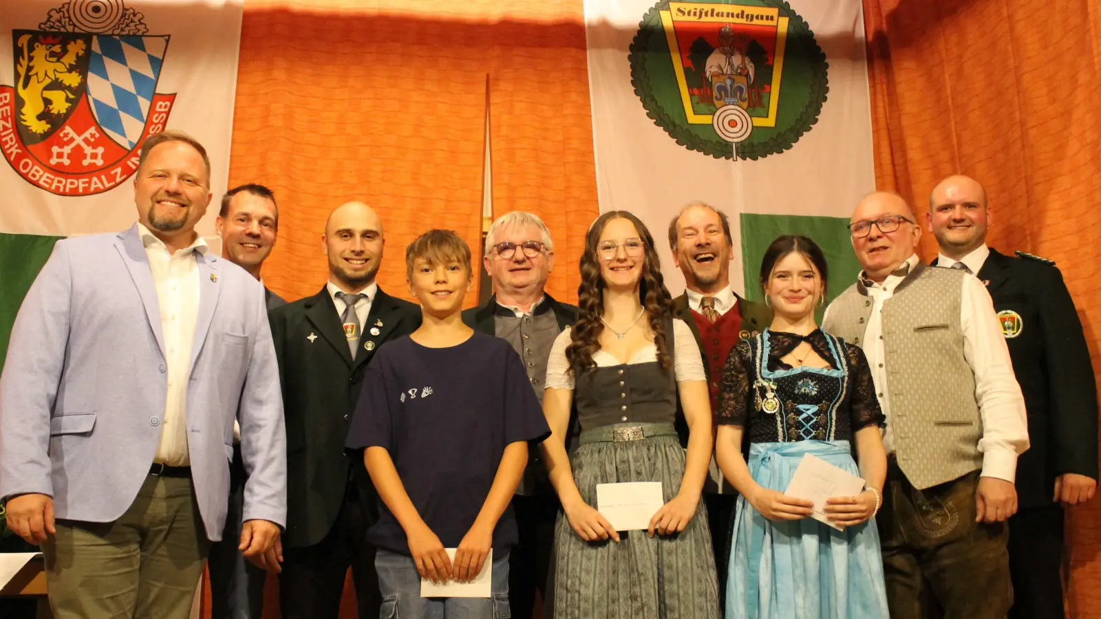 Die Gewinner der Geldpreisscheiben mit Landrat Hubert Schicker 1. v.l. sowie Bürgermeister Andreas Malzer 2.v.l. und 1.Gauschützenmeister Florian Greil rechts im Bild (Bild:  Martin Dietz)