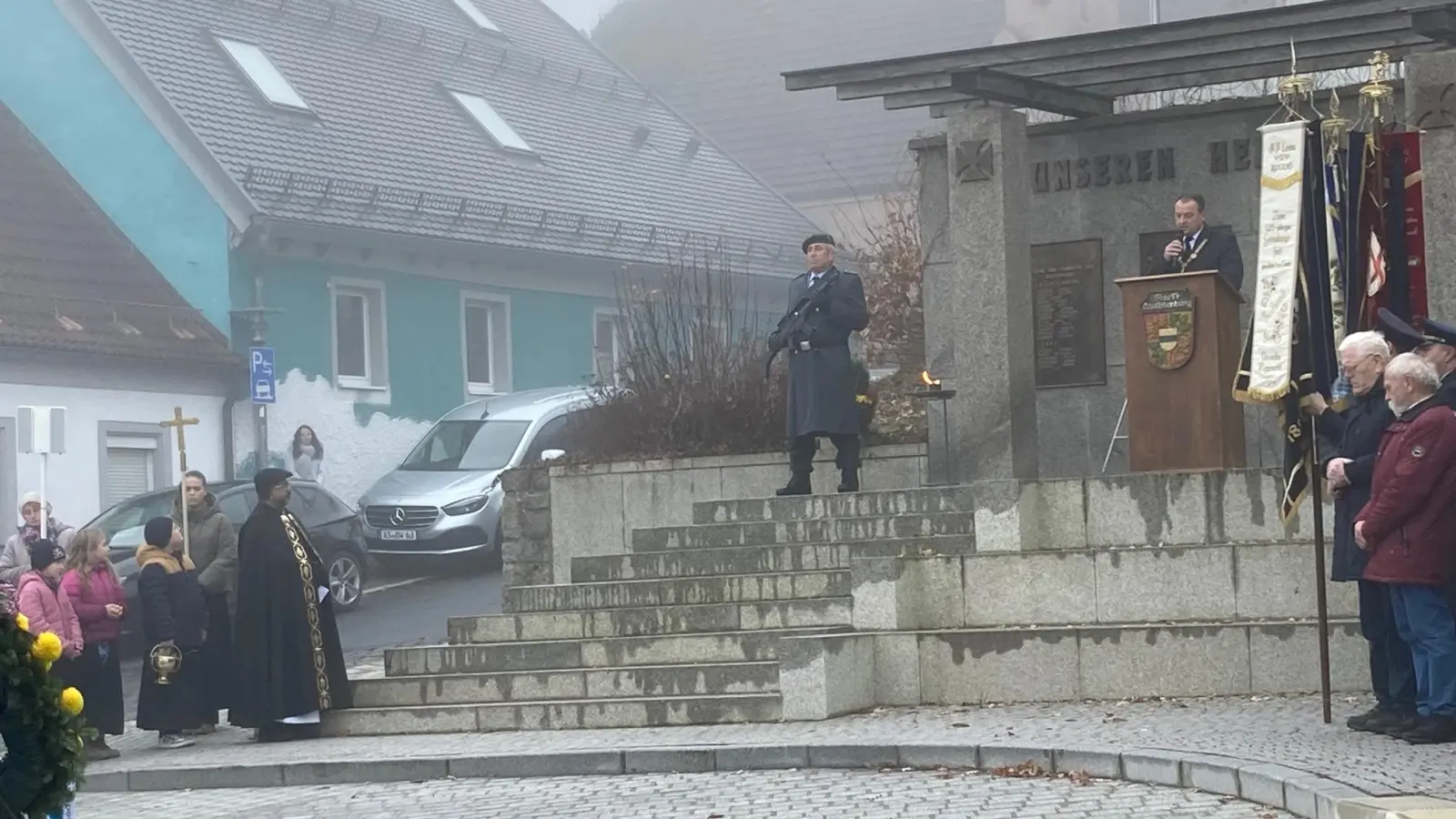 Bürgermeister Anton Kappl hinterfragte bei seiner Ansprache am Mahnmal, warum muss das Leid immer wieder von vorne beginnen. (Bild: Sieglinde Schärtl)