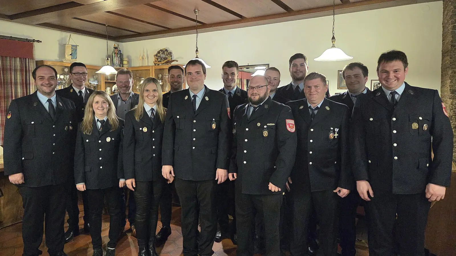 Die Vorstandschaft mit den Ehrengästen (von links): Michael Baumer, Kreisbrandinspektor Armin Daubenmerkl, Elisabeth Schmidl, Bürgermeister Alwin Märkl, Julia Viehauser, Tobias Großer, Dominik Baumer, Philipp Koch, Lukas Bottek, Benedikt Wiesgickl, Johannes Delling, Martin Schießlbauer, Felix Schatz, Patrick Bamler.  (Bild: Michael Baumer)