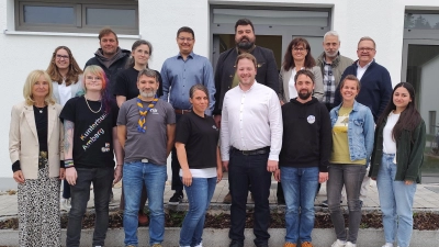 Von links, hintere Reihe: Magdalena Geitner (pädagogische Fachkraft), Jens Maderer, Eva Mittag, Benjamin Hiltl, Stefan Frank, Birgit Barth, Thomas Schieder (Kreisjugendamt), Martin Preuss; vordere Reihe von links Christine Frankerl (Geschäftsführung), Elli Wolf, Bastian Kopczyk, Carina Süß, Henner Wasmuth, Benjamin Lulla, Ramona Birkl und Selina Donhauser.  (Bild: Anita Kinscher)