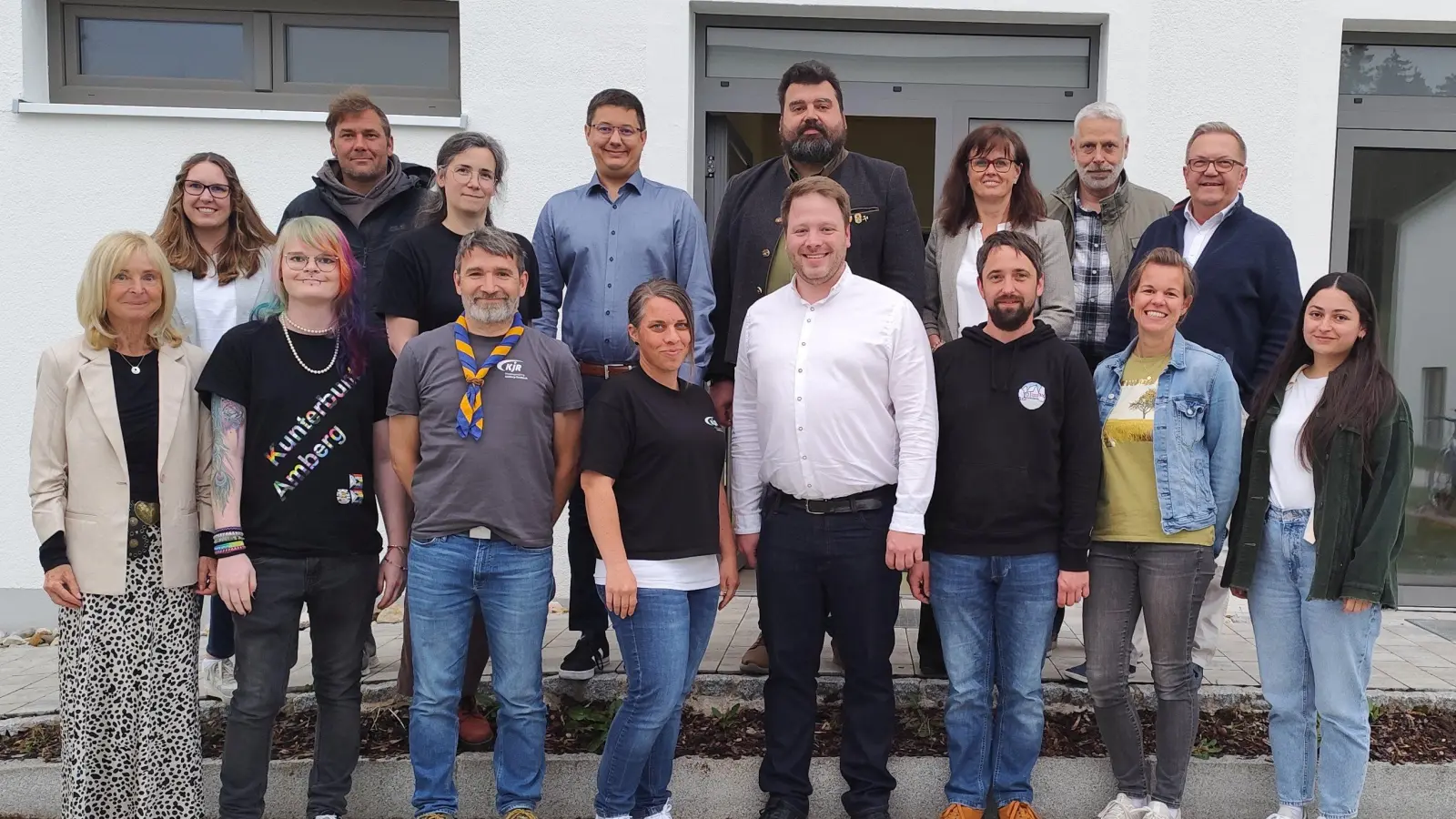 Von links, hintere Reihe: Magdalena Geitner (pädagogische Fachkraft), Jens Maderer, Eva Mittag, Benjamin Hiltl, Stefan Frank, Birgit Barth, Thomas Schieder (Kreisjugendamt), Martin Preuss; vordere Reihe von links Christine Frankerl (Geschäftsführung), Elli Wolf, Bastian Kopczyk, Carina Süß, Henner Wasmuth, Benjamin Lulla, Ramona Birkl und Selina Donhauser.  (Bild: Anita Kinscher)