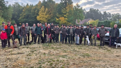Die Hundeführer mit ihren erfolgreichen Vierbeinern, den Prüfern, Ausbildern und Jagdhornbläsern samt BJV-Vorsitzendem Stefan Frank. (Bild: Joachim Gebhardt)