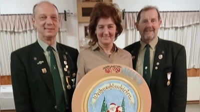 Die Gewinnerin Helga Müller mit SM Ulrich Götz (re) und SL Werner Irlbeck (li). (Bild: Gerlinde Biersack)