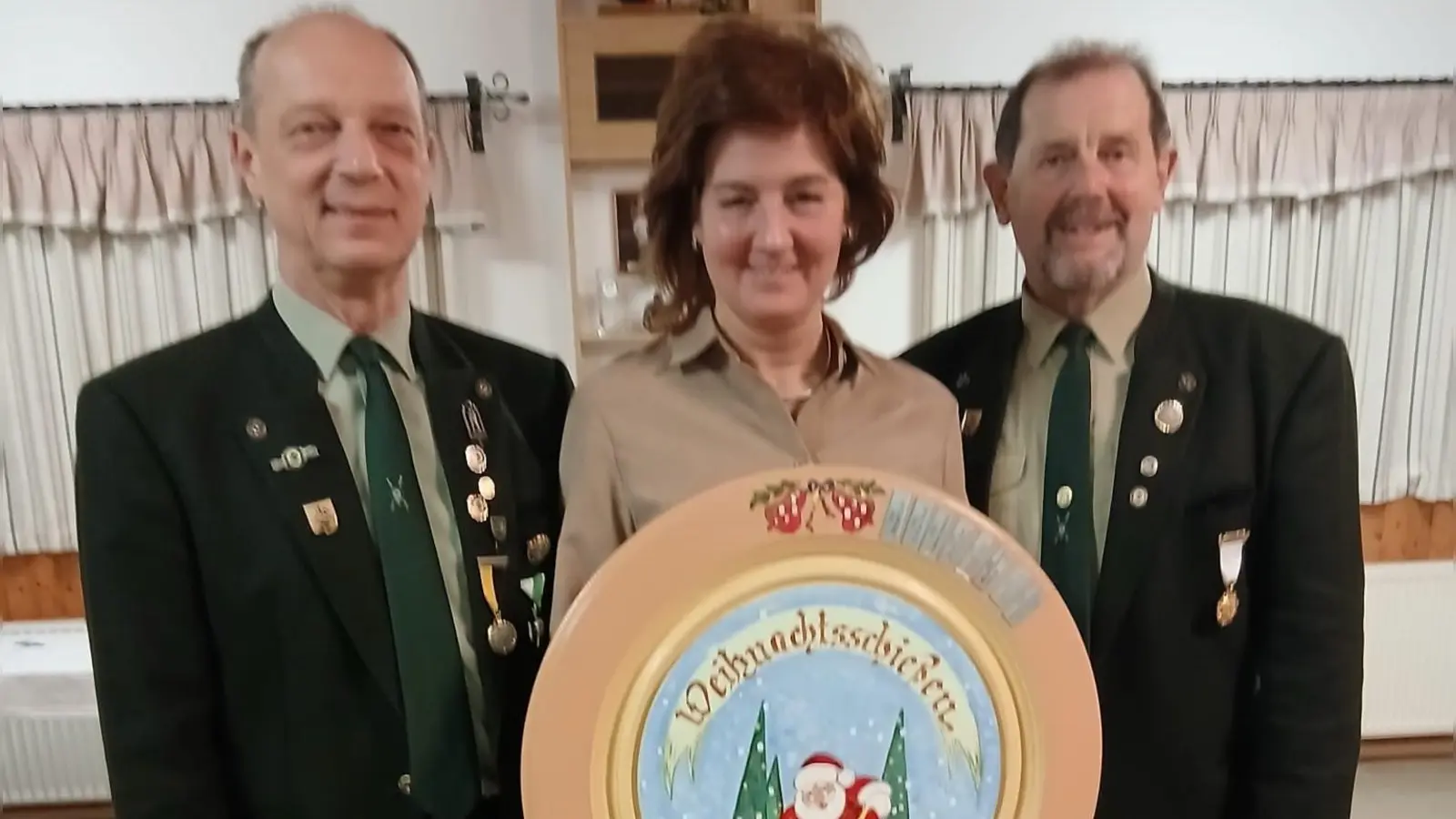 Die Gewinnerin Helga Müller mit SM Ulrich Götz (re) und SL Werner Irlbeck (li). (Bild: Gerlinde Biersack)