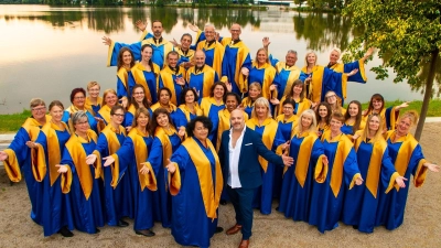 Unter Leitung von Remona Fink (vorne links) und Max Braun am Keyboard (vorne rechts) erfreut der Gospelchor „Hope and Joy” die Besucher mit spritzigen Gospelsongs und auch zu Herzen gehenden Liedern.  (Bild: sei)