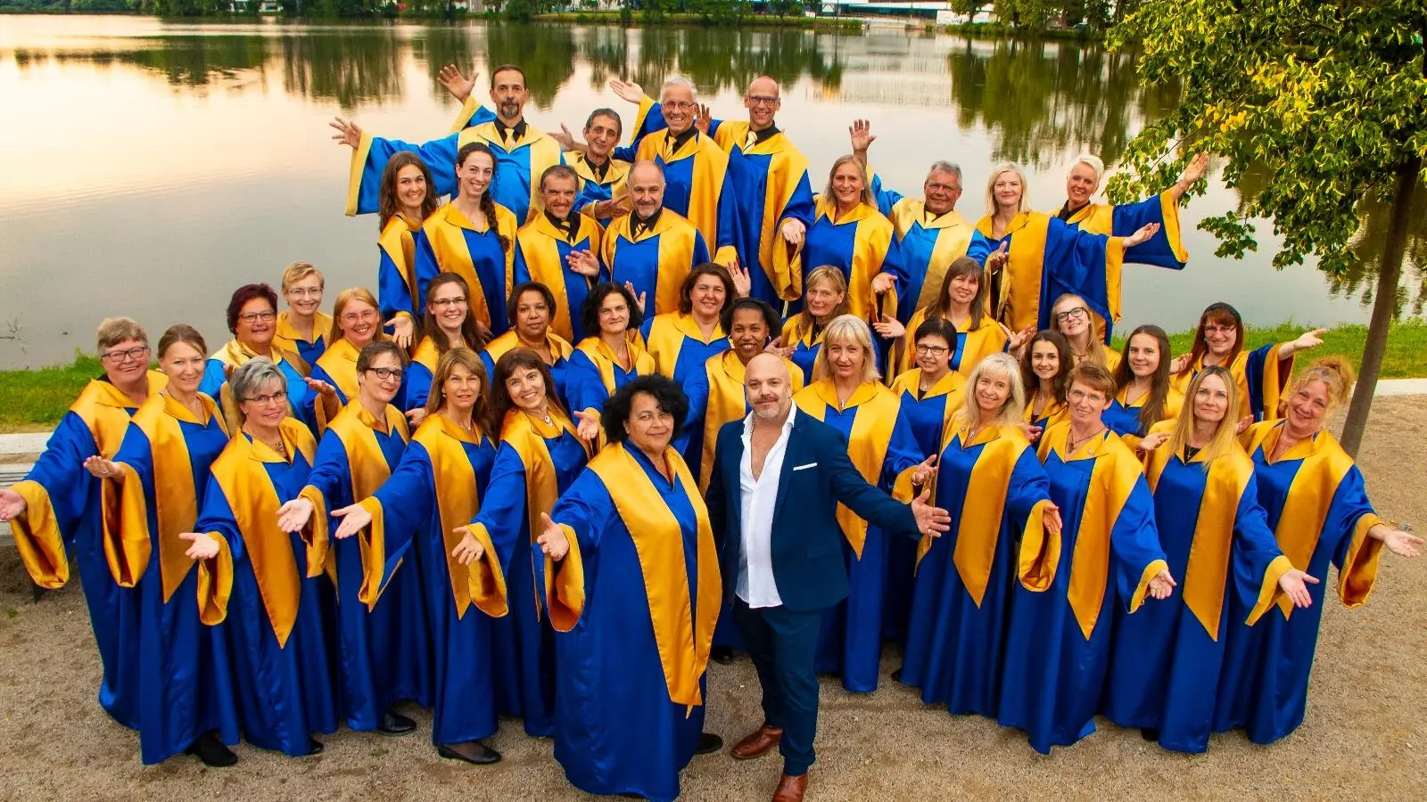 Unter Leitung von Remona Fink (vorne links) und Max Braun am Keyboard (vorne rechts) erfreut der Gospelchor „Hope and Joy” die Besucher mit spritzigen Gospelsongs und auch zu Herzen gehenden Liedern.  (Bild: sei)