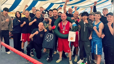 Der frisch gekürte Ostbayerische Meister Elvis Munteanu gemeinsam mit den Boxern, Trainern und Unterstützern des Boxclubs Sulzbach-Rosenberg. (Bild: Claudia Steinert)