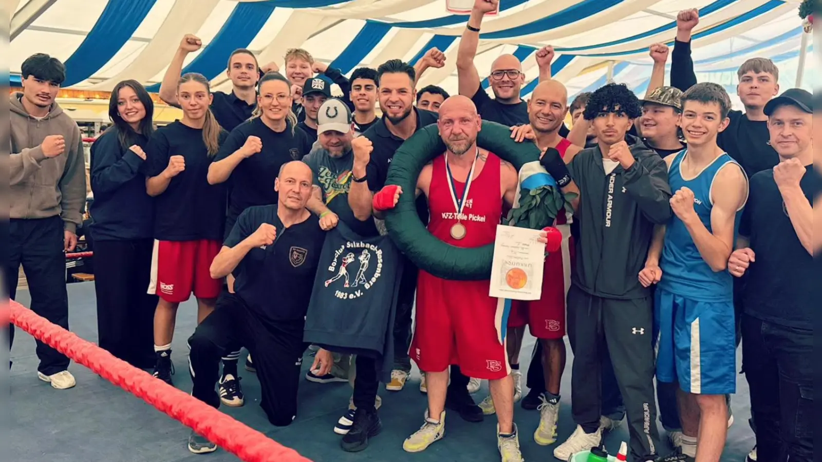 Der frisch gekürte Ostbayerische Meister Elvis Munteanu gemeinsam mit den Boxern, Trainern und Unterstützern des Boxclubs Sulzbach-Rosenberg. (Bild: Claudia Steinert)