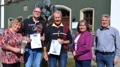 Bürgermeister Reiner Gäbl ehrt treue Urlaubsgäste (Bild: Maria Wazl)