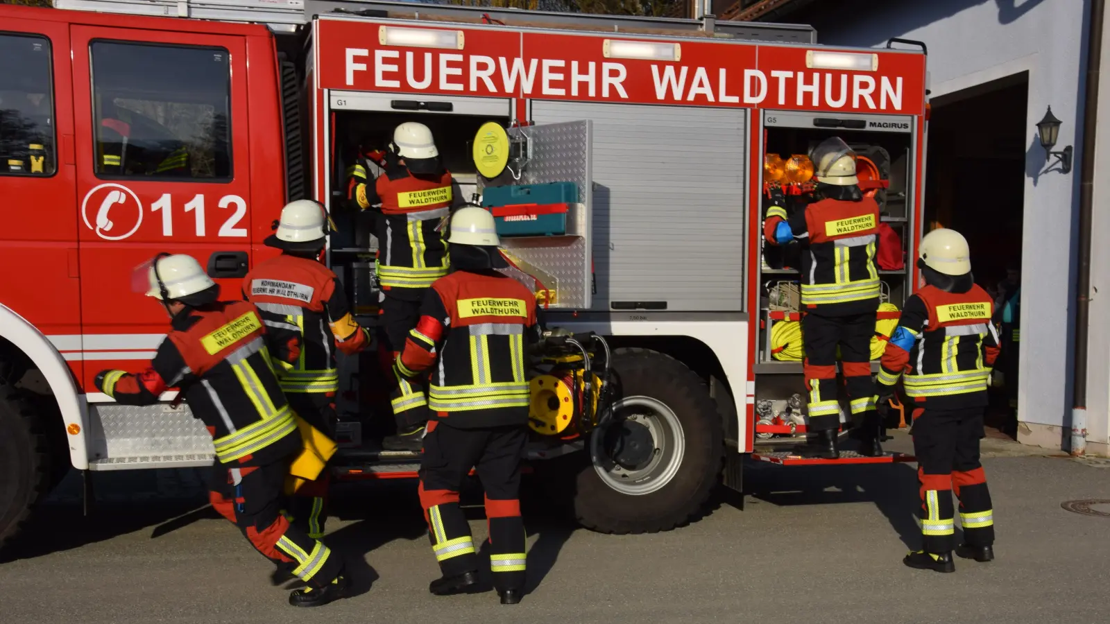 Los geht's - die Prüfungsteilnehmer beginnen mit dem Aufbau der benötigten Geräte. (Bild: Tanja Pflaum)