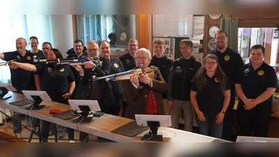 Gauschützenmeister Johann Kellner, Gauschatzmeisterin Christina Lukas, sowie Bezirksschützenmeister Harald Frischholz und Stellvertreter Dieter Beer (Vorne am Schießstand von links nach rechts) geben den Startschuss zum diesjährigen Jubiläums-, Gau- und Bezirksschießen. (Bild: Renate Kellner)