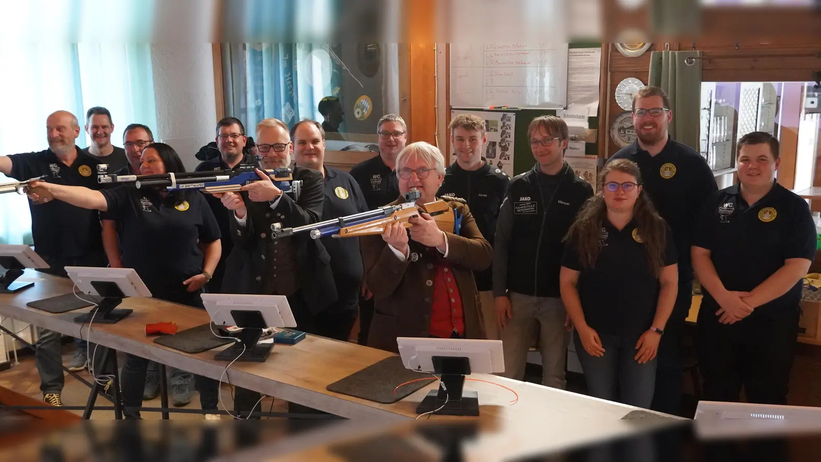 Gauschützenmeister Johann Kellner, Gauschatzmeisterin Christina Lukas, sowie Bezirksschützenmeister Harald Frischholz und Stellvertreter Dieter Beer (Vorne am Schießstand von links nach rechts) geben den Startschuss zum diesjährigen Jubiläums-, Gau- und Bezirksschießen. (Bild: Renate Kellner)