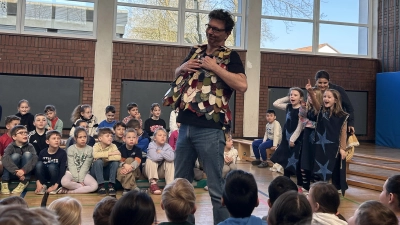 Opernsänger Gregor Braun als Papageno (Bild: Tanja Willax-Nickl)