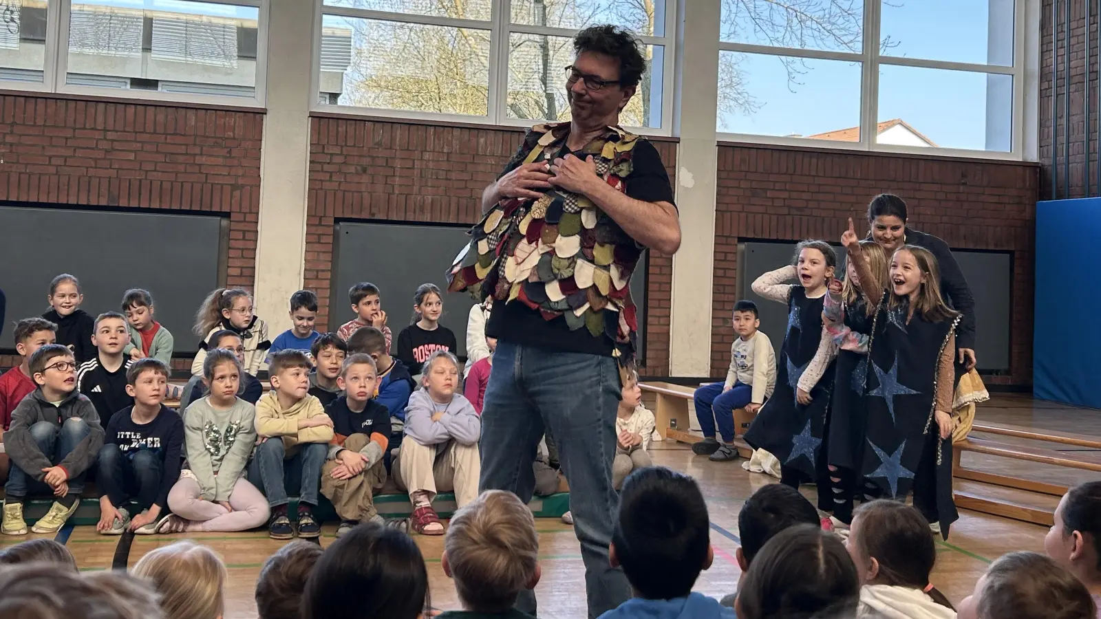 Opernsänger Gregor Braun als Papageno (Bild: Tanja Willax-Nickl)