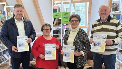 Übergabe Jahresbericht in der Bücherei. v.l. Bgm Stefan Braun, PGR Vorsitzende Theresia Otterbein, Steffi Stößel, Georg Dürr (Bild: Georg Dürr)