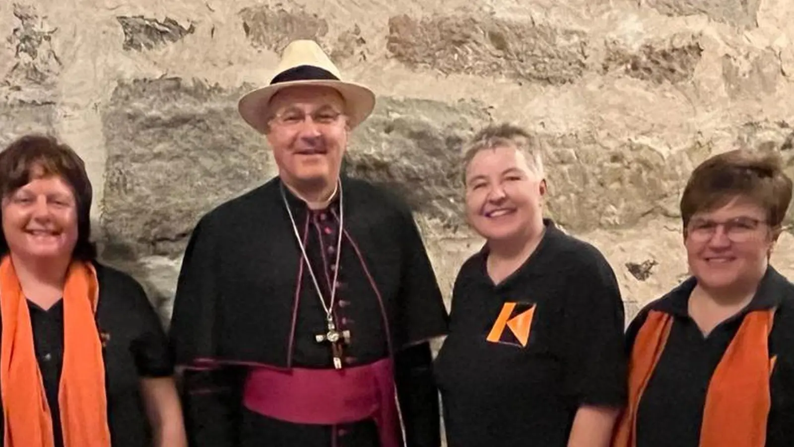 Bischof Rudolf besuchte die musikalische Burgführung in Falkenberg. Tanja Meister, Martina Mark und Sabine Bauer (von links) begrüßten ihn. (Bild: A. Mark/exb)