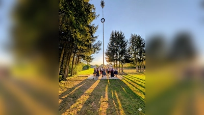 Nachdem man die Riggauer Böllerschützen gehört hat, wird um den Maibaum getanzt. Erst wenn es so weit ist, sind die Verantwortlichen des Burschenvereins zufrieden. (Bild: Franz Ficker)