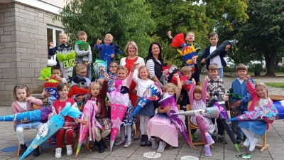 Stolz präsentierten die Schulanfänger ihre Schultüten. (Bild: Sigrid Reger-Scharf)