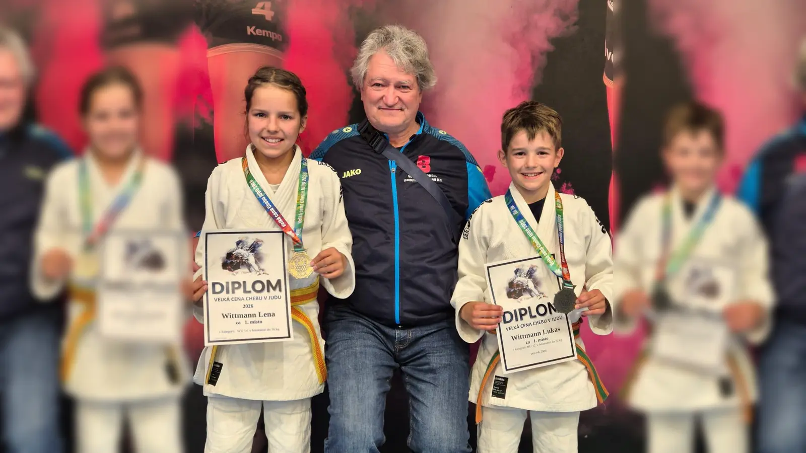 Geschwisterpaar mit Trainer Manfred Schmid (Bild: Caroline Wittmann)