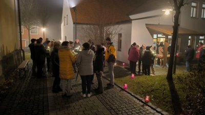 Gerne tranken die Besucher heißen Punsch und unterhielten sich angeregt. (Bild: Sebastian Betz)