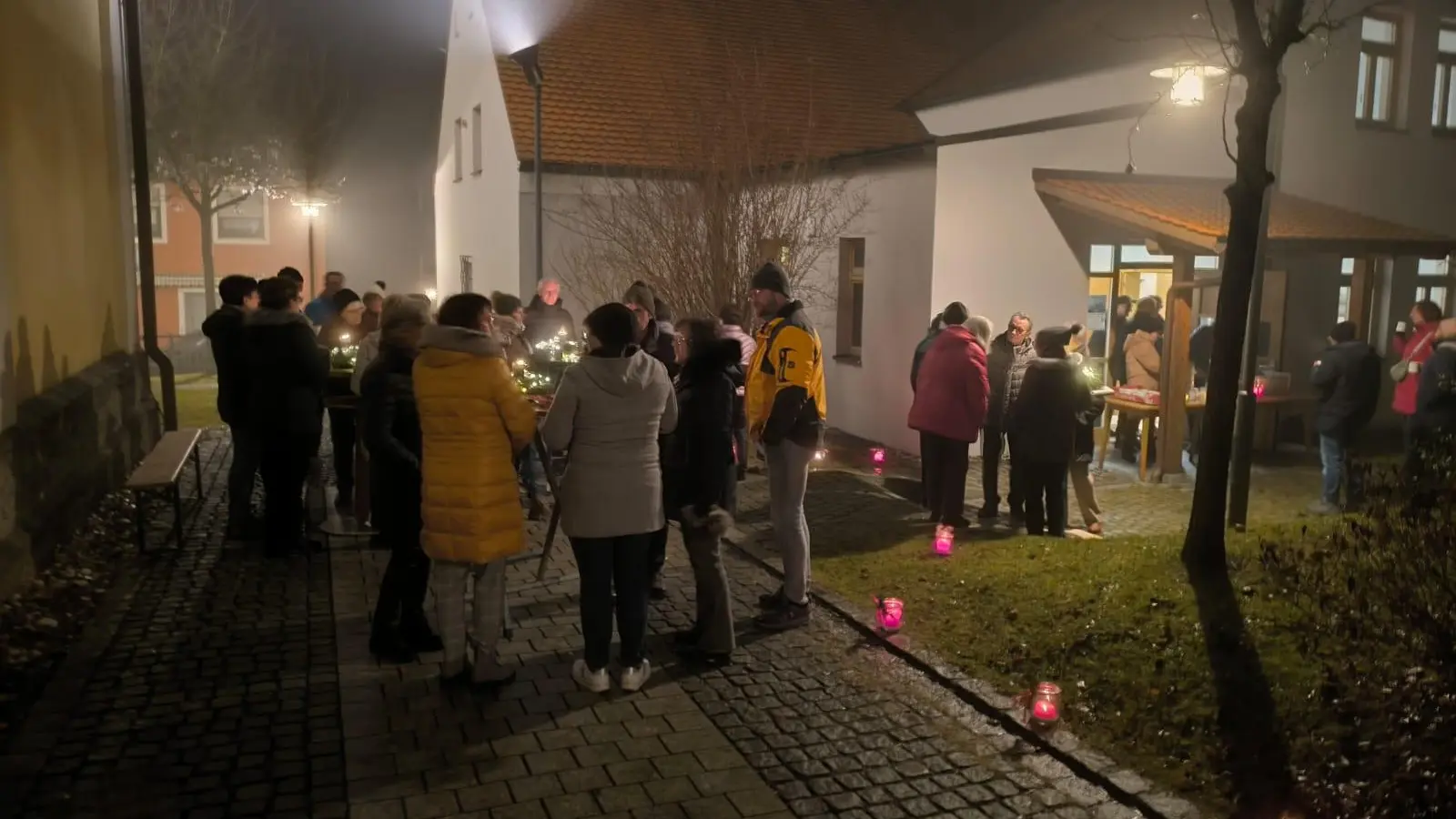 Gerne tranken die Besucher heißen Punsch und unterhielten sich angeregt. (Bild: Sebastian Betz)