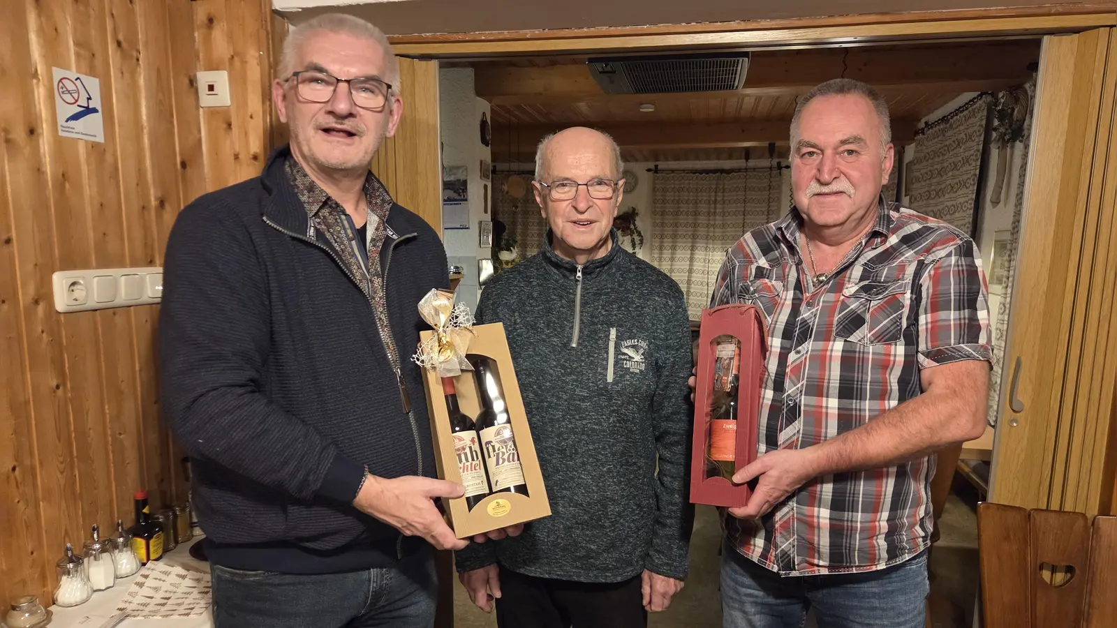 Kreisvorsitzender Uli Roth (l.) und der neue Ortsvereinsvorsitzende Alfred Klarner (r.) bedankten sich bei Georg Wurzer für vier Jahrzehnte als SPD-Ortsvereinsvorsitzender in Wiesau. 		 (Bild: Karl Georg Haubelt)