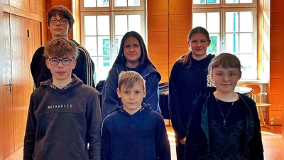 Die erfolgreichen Absolventen und Absolventinnen Ivan Kulachek, Alina Weber und Judith Ernstberger (hinten von links) sowie vorne Fabian Albertin, Clemens Niebler und Maria-Theresia Müller. (Bild: Thorsten Willecke)