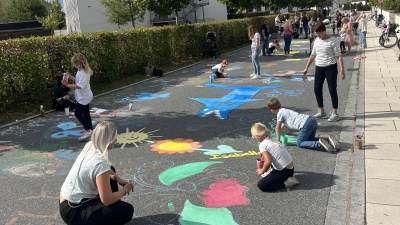 Viel Spaß hatten die Kinder zum Ferienende bei der Straßenmalaktion der Jungen Union.  (Bild: Gerald Morgenstern)