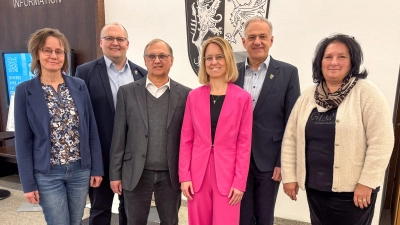 Von links: Personalleiterin Inge Üblacker, Büroleiter des Landrats: Wolfgang Fenzl, Dr. Stefan Geyer, Dr. Susanne Seidl-Pillmeier, Landrat Roland Grillmeier, Personalratsvorsitzende Ramona Wiesent. (Bild: Dominik Göhl)