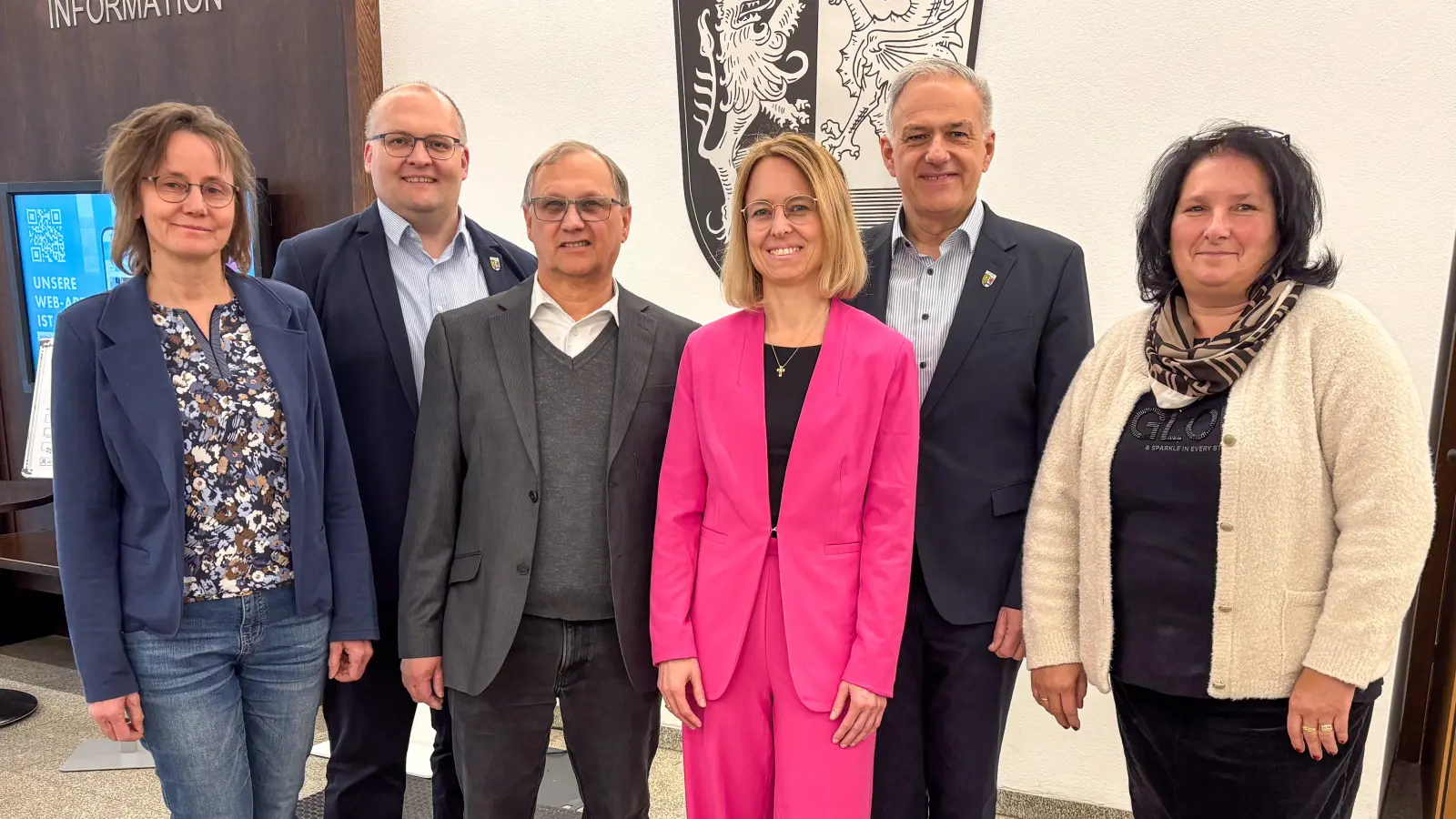 Von links: Personalleiterin Inge Üblacker, Büroleiter des Landrats: Wolfgang Fenzl, Dr. Stefan Geyer, Dr. Susanne Seidl-Pillmeier, Landrat Roland Grillmeier, Personalratsvorsitzende Ramona Wiesent. (Bild: Dominik Göhl)
