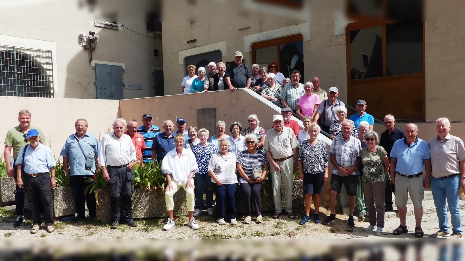 Der Kastler Seniorenausflug 2026 führte diesmal in den Truppenübungsplatz Hohenfels. Von li. Bürgermeister Stefan Braun, Bildmitte- Seniorenbeauftragte Monika Breunig- und re. „Tourguide” Paul Böhm  (Bild: Josef Piehler)